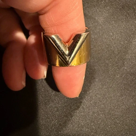 Louis Vuitton Essential V Ring Size 7/M - Picture 11 of 16